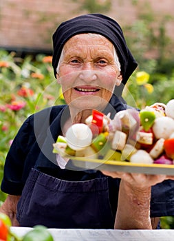 Más viejo una mujer fresco comida 