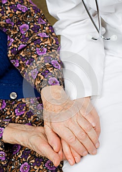 Starší žena lékaři ruky 
