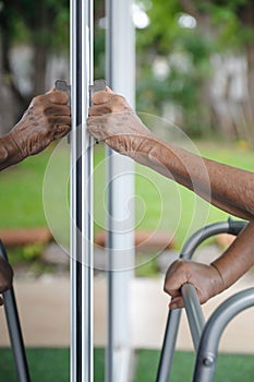 Più vecchio una donna chiave di partenza porta 