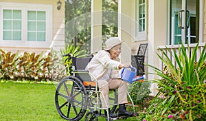 Starší žena relaxovat zahradnictví v zadní dvůr 