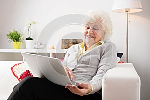 Más viejo una mujer computadora portátil computadora 