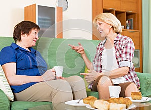 Più vecchio donne sul tavolo tè 