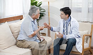 Elderman ask doctor about medicine