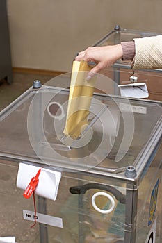 Voľby hlasovanie kabica a ruka 