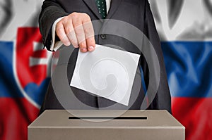 Volby na Slovensku - hlasování u volební urny