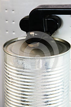 Electric can opener in work