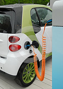 Eléctrico auto cargando 