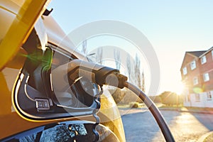 Elettrico auto connesso al di fuori casa pulire energia 