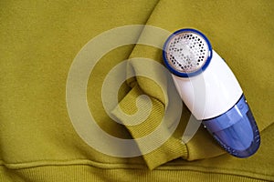 Electric device for removing hair and fluff in fabric texture. Shaver for wool