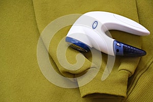 Electric device for removing hair and fluff in fabric texture. Shaver for wool