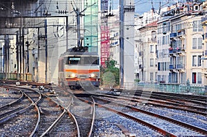 Electric locomotive approaches to the platform of Nice station