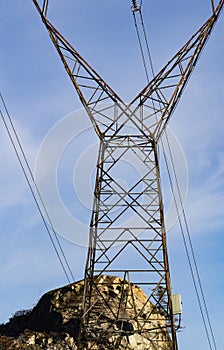 Elektrický moc vedenie na v tvare kov veža 