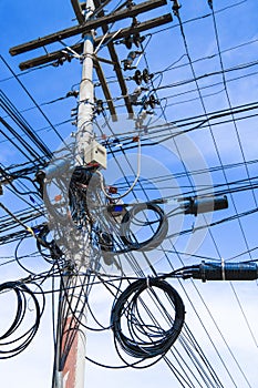 Electric pylon with electric wiring