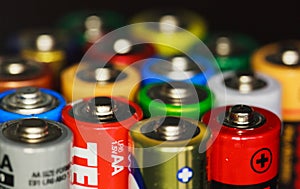 Electric rainbow from batteries