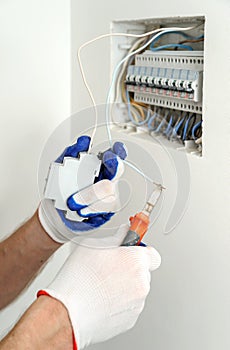 Electric shortens electric wire.