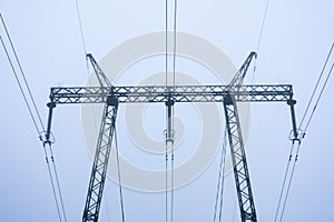 Electric support of high voltage power cables in heavy fog