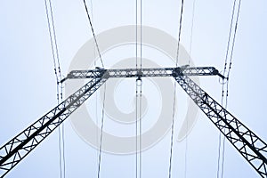 Electric support of high voltage power cables in heavy fog