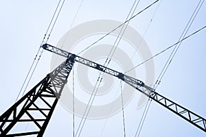 Electric support of high voltage power cables in heavy fog