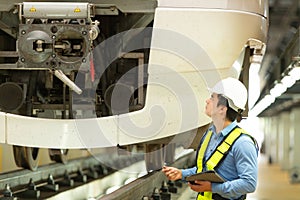 After the electric train is parked in the electric train\'s repair shop, the electric train engineer inspects