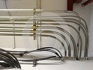 Elettrico tubi un dati cavi linea installato sul il soffitto 