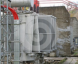 Electric voltage transformer of a powerful power plant