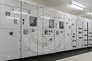 Electrical energy distribution substation