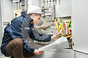 Electrician checking cabling img