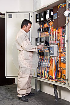 Electrician checking circuit