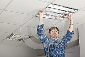 Elettricista installazione illuminazione sul il soffitto 