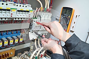 Electrician measurements with multimeter tester