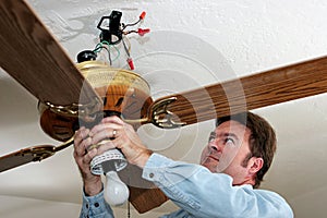 Elettricista rimuove il soffitto ventilatore 