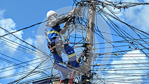Elettricista riparazione energia cordone confusione sul palo 