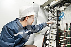 Electrician switching on img