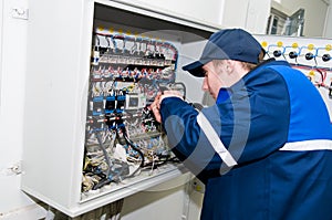 Electrician at voltage adjusting