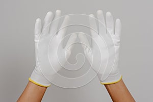Electrician wear the antistatic gloves