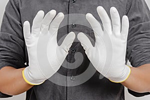 Electrician wear the antistatic gloves