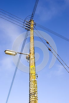 Electricity distribution pole