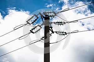 Electricity pylon with insulators