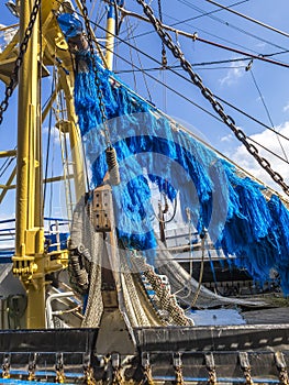 Electrified and devastating fishing net