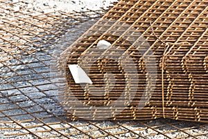 Electro-welded wire mesh for reinforcing concrete screeds in a construction site