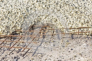 Electro-welded wire mesh for reinforcing concrete screeds in a construction site