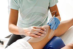 Electroacupuncture dry with needle on female knee