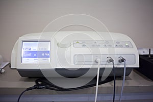 Electromagnetic wave device for physiotherapy massages,