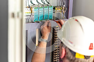 Electromechanic in helmet