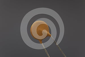 Electronic capacitor