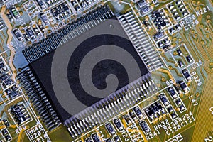 Electronic chip and standard inscriptions of resistors and condensers