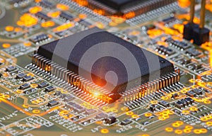 Electronic chip and standard inscriptions of resistors and condensers