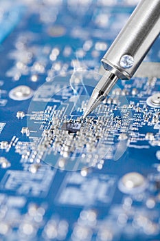 Electronic circuit chip and soldering iron