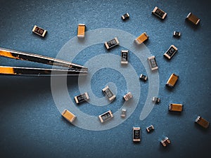 Electronic components, resistor and capacitor