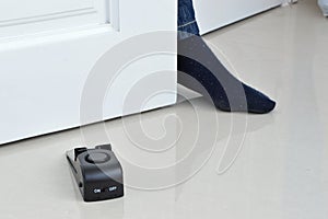 Electronic door alarm